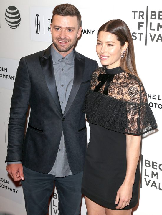 Zbliżenie na brzuszek Jessiki Biel (FOTO)