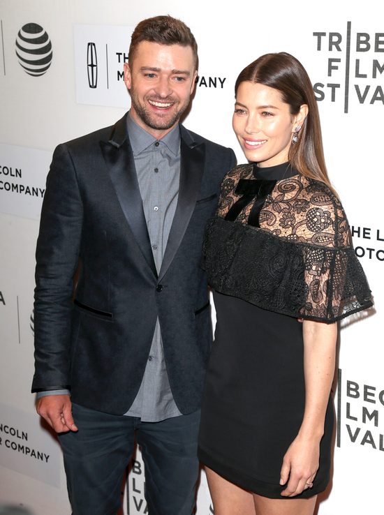 Zbliżenie na brzuszek Jessiki Biel (FOTO)