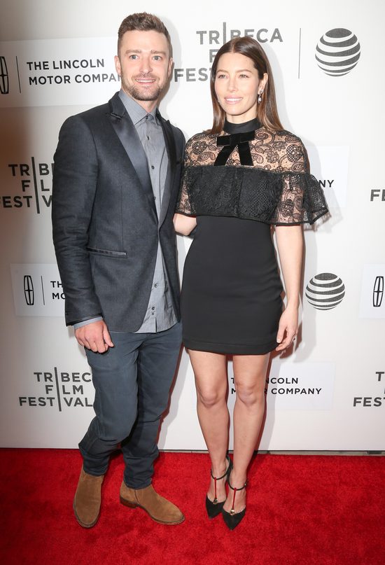 Zbliżenie na brzuszek Jessiki Biel (FOTO)