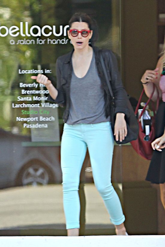 Zgrabna pupa i stylowe okulary.