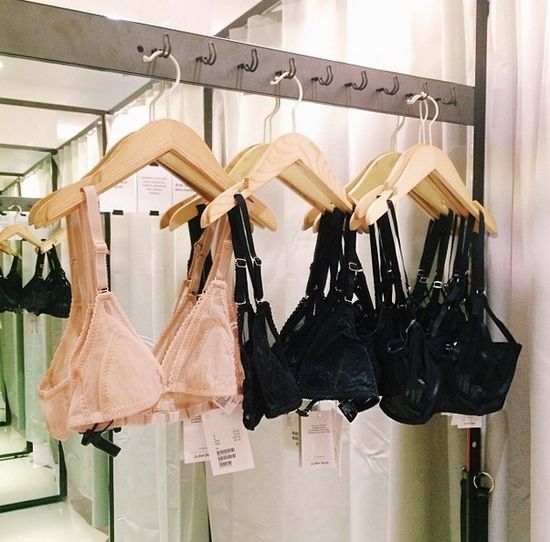 Jessica Mercedes pozuje w biustonoszu (FOTO)