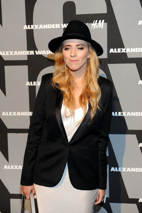 Jessica Mercedes uśmiecha się ze ścianki (FOTO)