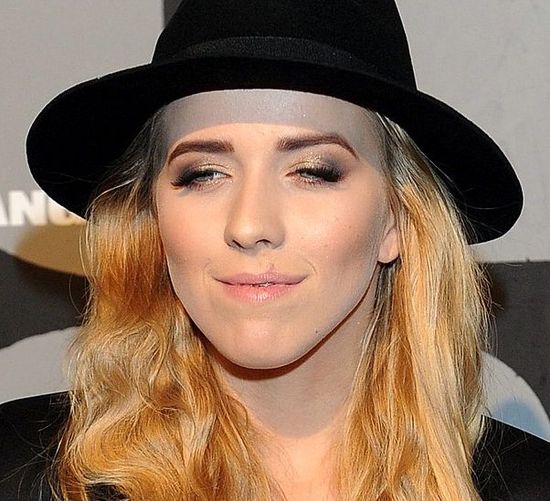 Jessica Mercedes uśmiecha się ze ścianki (FOTO)