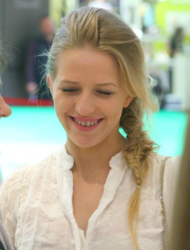 Jessica Mercedes mocno zaciska usta na ściance (FOTO)