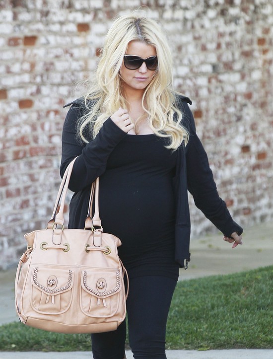 Jessica Simpson nie wygląda jakby zarabiała na modzie (FOTO)