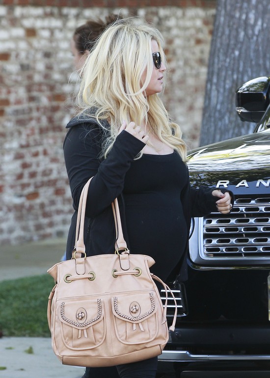 Jessica Simpson nie wygląda jakby zarabiała na modzie (FOTO)