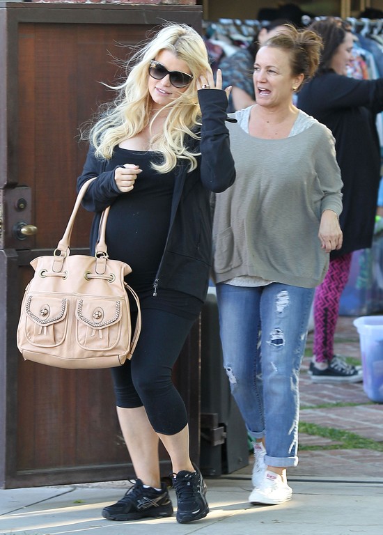 Jessica Simpson nie wygląda jakby zarabiała na modzie (FOTO)