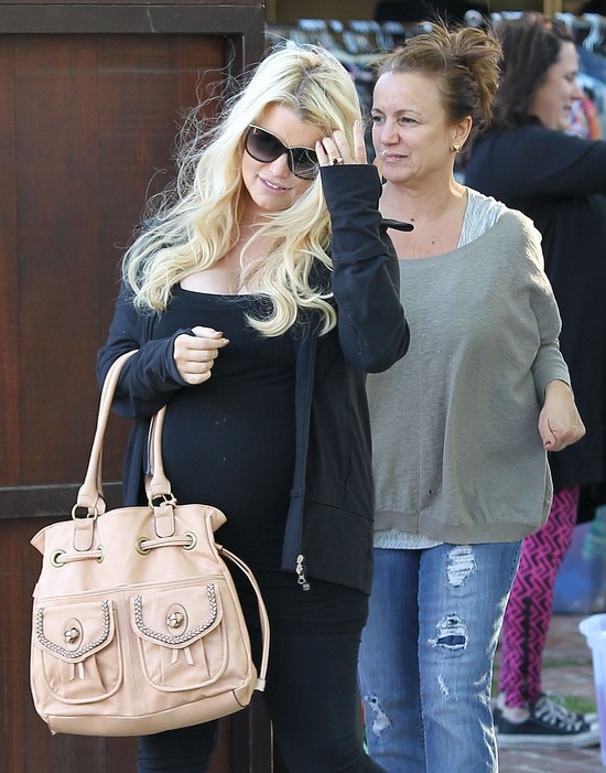 Jessica Simpson nie wygląda jakby zarabiała na modzie (FOTO)