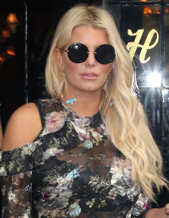 Jak zachowuje się Jessica Simpson po zmieszanie tabletek z alkoholem?