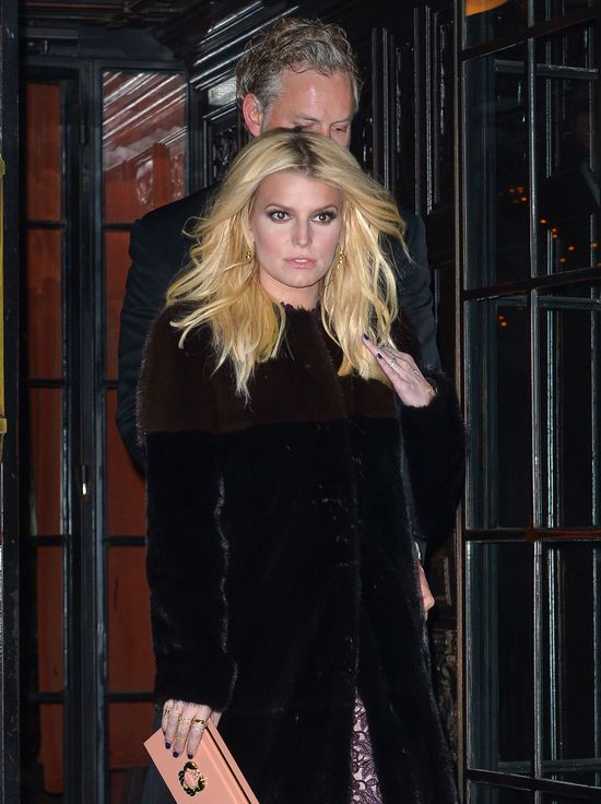 Jak zachowuje się Jessica Simpson po zmieszanie tabletek z alkoholem?