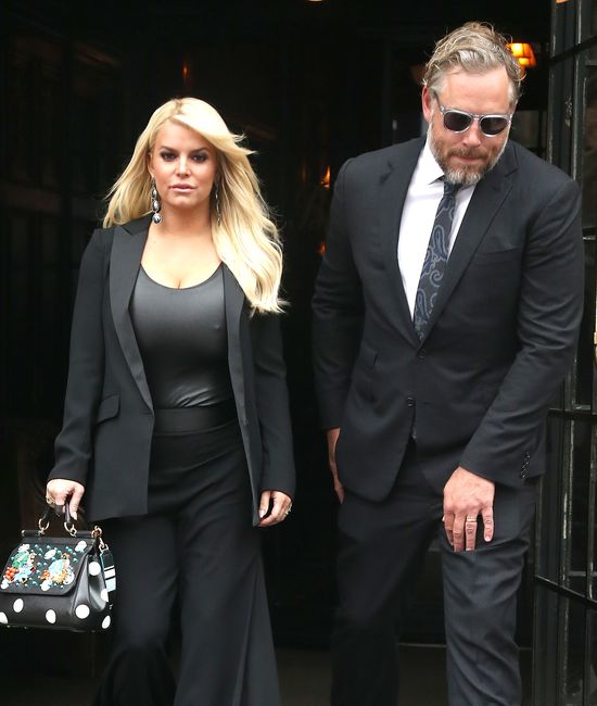 Jessica Simpson pozuje w samych majtkach. Ostatnio sporo przytyła