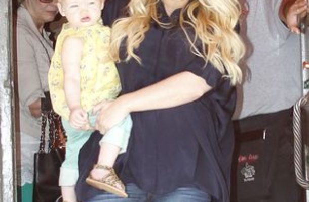 Siostry Simpson z dzieciakami na lunchu i zakupach (FOTO)