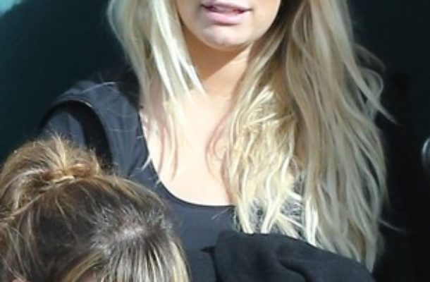 Ciężarna Jessica Simpson chowa się pod dresami (FOTO)