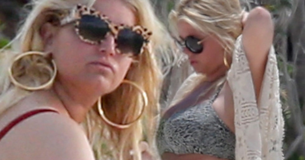 Jessica Simpson (niechętnie) pokazuje brzuszek w bikini – ciąża? (ZDJĘCIA) Jessica Simpson (niechętnie) pokazuje brzuszek w bikini – ciąża? (ZDJĘCIA)