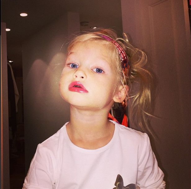 Kolejna znana mama robi make-up córeczce (FOTO)