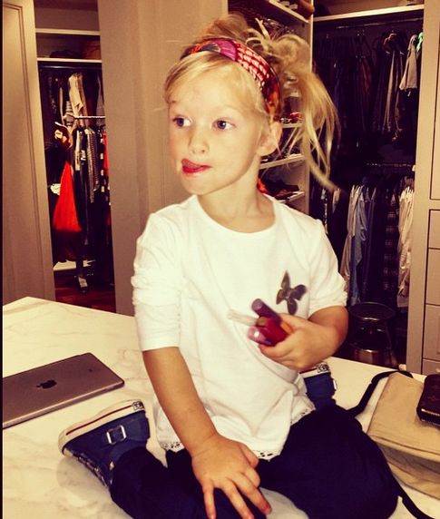 Kolejna znana mama robi make-up córeczce (FOTO)