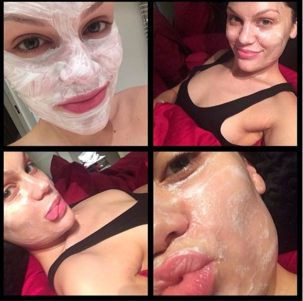 Kolejna gwiazda pozuje z maseczką na twarzy (FOTO)