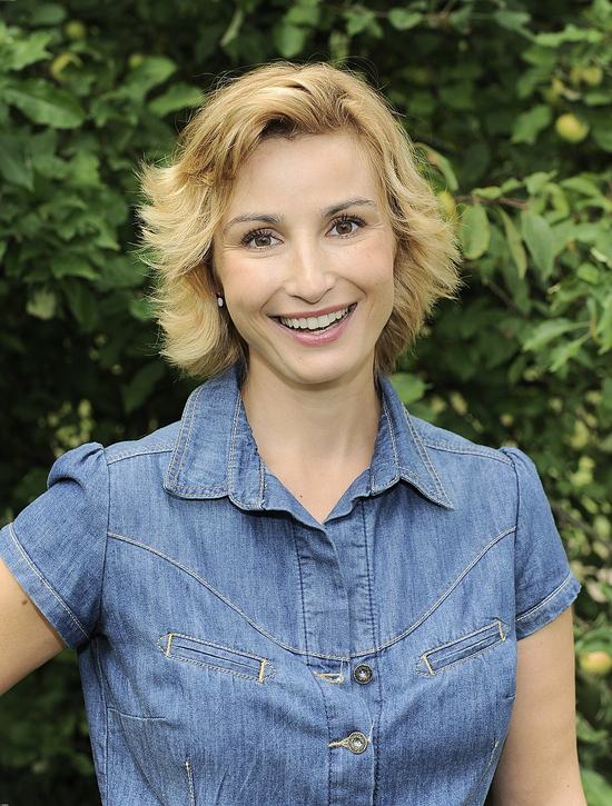 Brodzik: Cieszę się, że blond fryzura maskuje siwe włosy