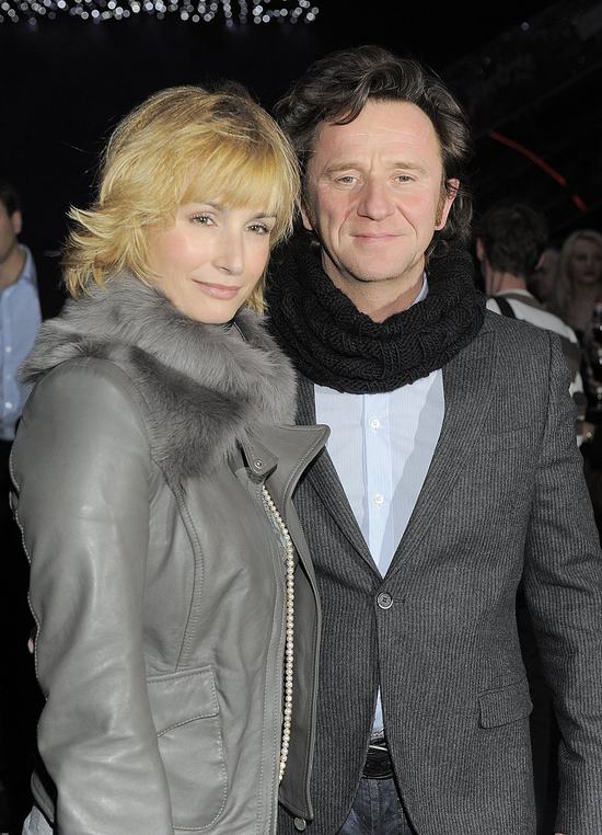 Brodzik: Cieszę się, że blond fryzura maskuje siwe włosy