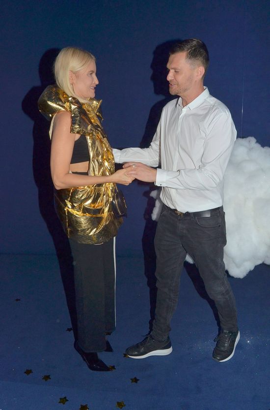 Spodnie z paskami i złota, pikowana kamizelka. Najgorsza kreacja na pokazie!