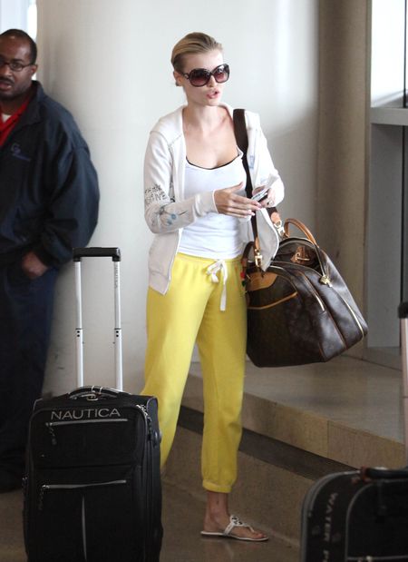 Joanna Krupa w dresach na lotnisku (FOTO) Joanna Krupa w dresach na lotnisku (FOTO)