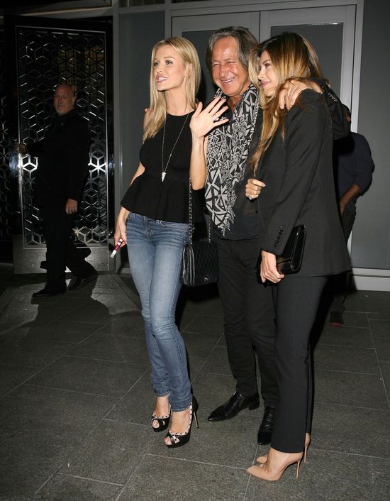 Joanna Krupa pozuje przed restauracją w LA (FOTO) Joanna Krupa pozuje przed restauracją w LA (FOTO)