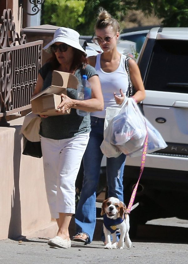 Joanna Krupa z siatkami wraca od weterynarza z chorym psem (FOTO) Joanna Krupa z siatkami wraca od weterynarza z chorym psem (FOTO)