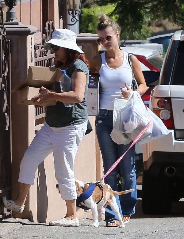 Joanna Krupa z siatkami wraca od weterynarza z chorym psem (FOTO) Joanna Krupa z siatkami wraca od weterynarza z chorym psem (FOTO)