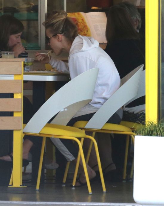 Joanna Krupa z mamą na lunchu (FOTO)