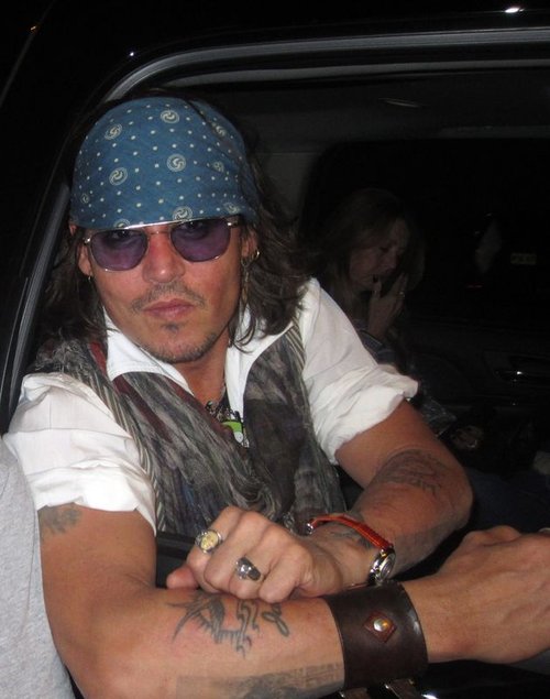 Opalony Johnny Depp w pirackim stylu (FOTO)
