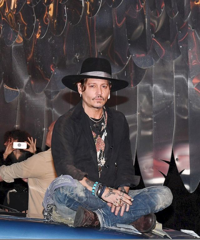 Zobaczcie, jak fanki rzucają STANIKI na 54-letniego Johnny'ego Deppa Zobaczcie, jak fanki rzucają STANIKI na 54-letniego Johnny'ego Deppa