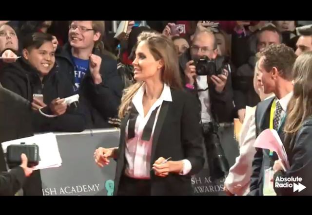 Angelina Jolie w garniturze na czerwonym dywanie BAFTA 2014 Angelina Jolie w garniturze na czerwonym dywanie BAFTA 2014
