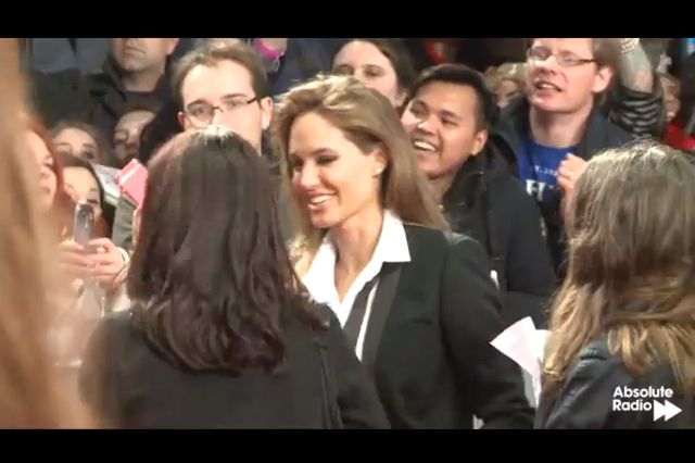 Angelina Jolie w garniturze na czerwonym dywanie BAFTA 2014 Angelina Jolie w garniturze na czerwonym dywanie BAFTA 2014