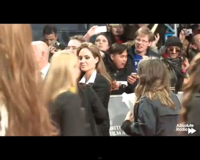Angelina Jolie w garniturze na czerwonym dywanie BAFTA 2014 Angelina Jolie w garniturze na czerwonym dywanie BAFTA 2014
