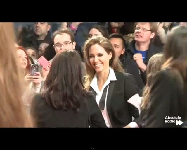 Angelina Jolie w garniturze na czerwonym dywanie BAFTA 2014 Angelina Jolie w garniturze na czerwonym dywanie BAFTA 2014