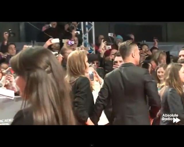 Angelina Jolie w garniturze na czerwonym dywanie BAFTA 2014 Angelina Jolie w garniturze na czerwonym dywanie BAFTA 2014