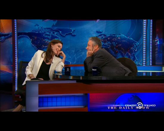 Angelina Jolie kokietuje dziennikarza [VIDEO]