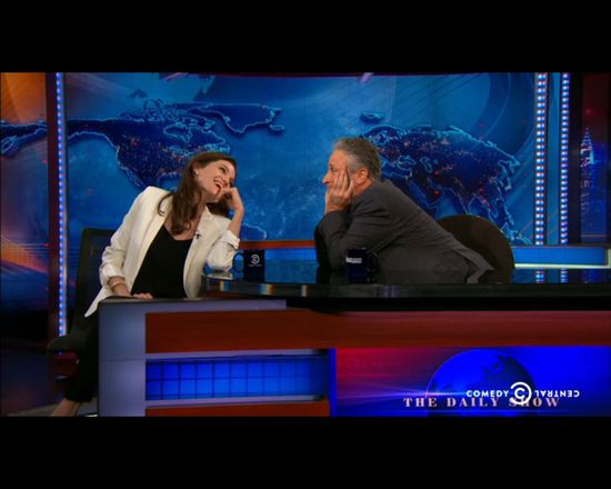 Angelina Jolie kokietuje dziennikarza [VIDEO]