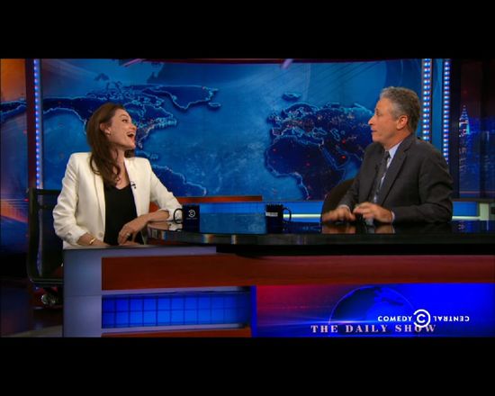 Angelina Jolie kokietuje dziennikarza [VIDEO]