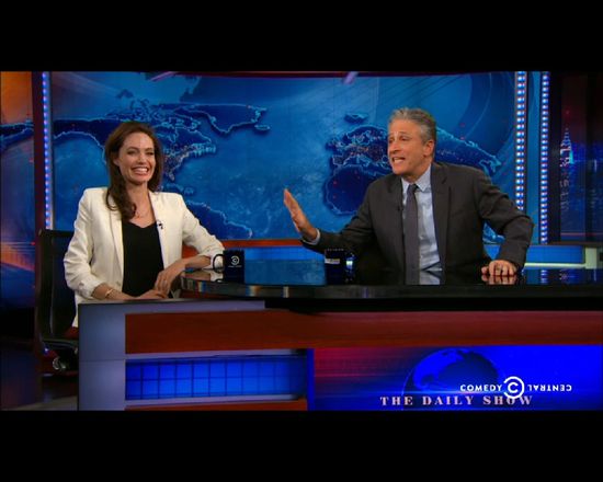 Angelina Jolie kokietuje dziennikarza [VIDEO]