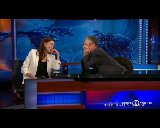 Angelina Jolie kokietuje dziennikarza [VIDEO]