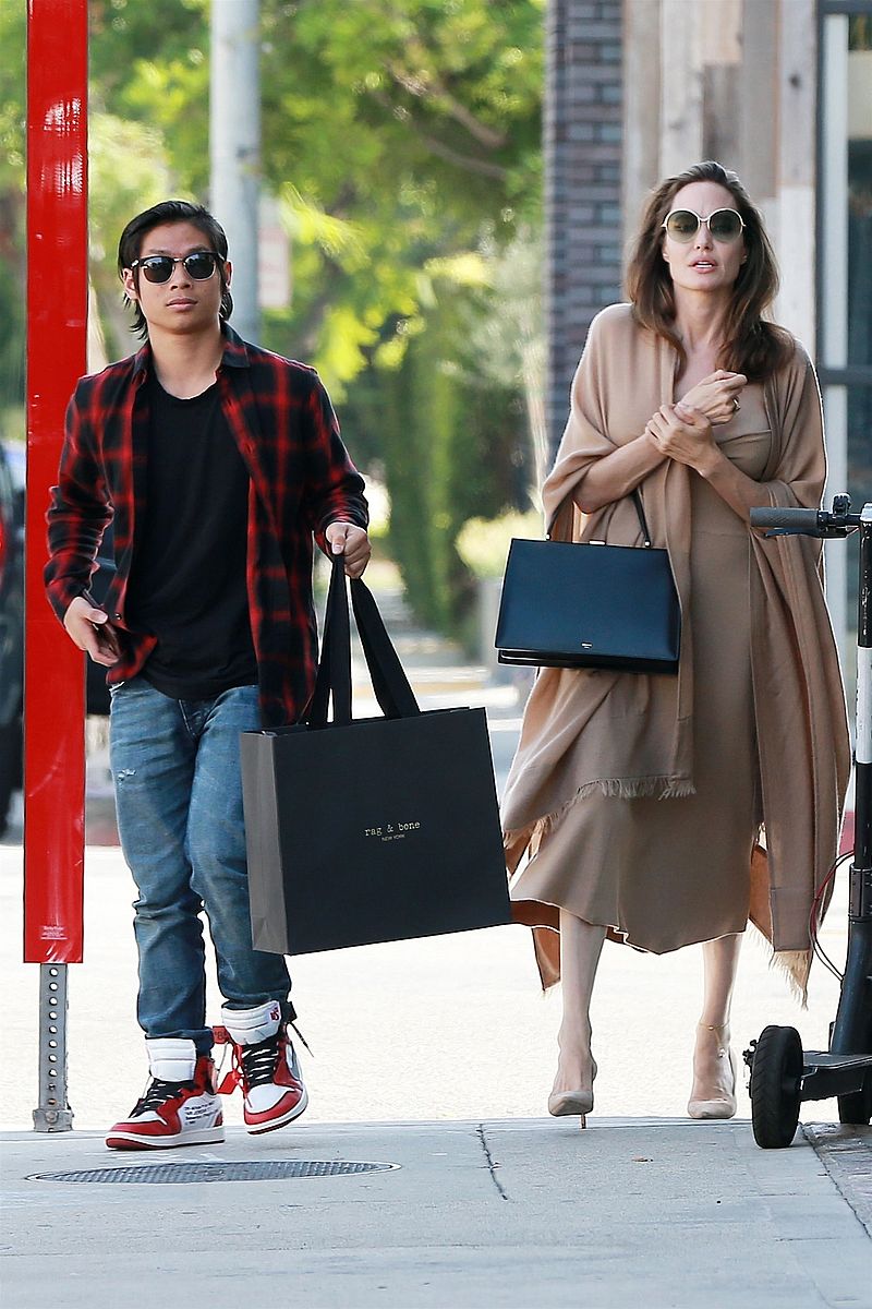 Angelina Jolie w ZASKAKUJĄCEJ stylizacji na lunchu z synem Paxem (ZDJĘCIA) Angelina Jolie w ZASKAKUJĄCEJ stylizacji na lunchu z synem Paxem (ZDJĘCIA)