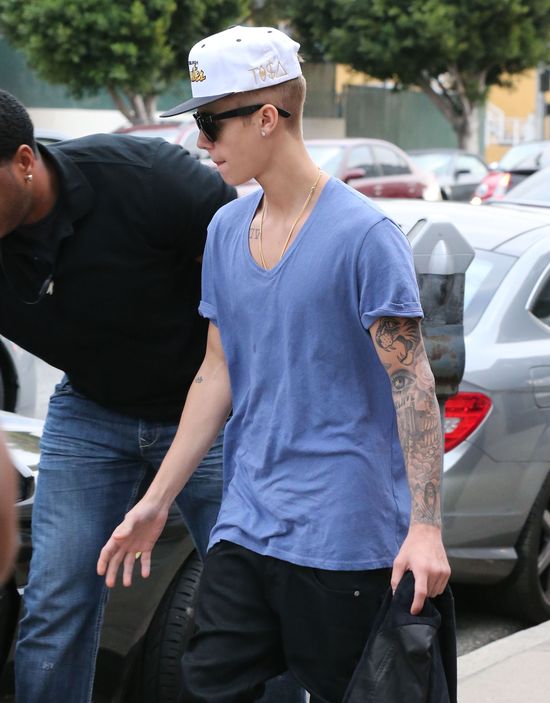 On też uległ modzie na pokazywanie pośladków? (FOTO)