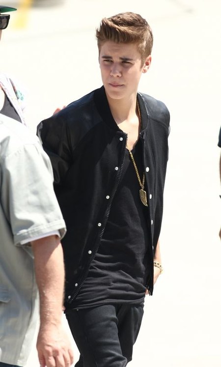 Justin Bieber wśrós ślicznych dziewczyn (FOTO)