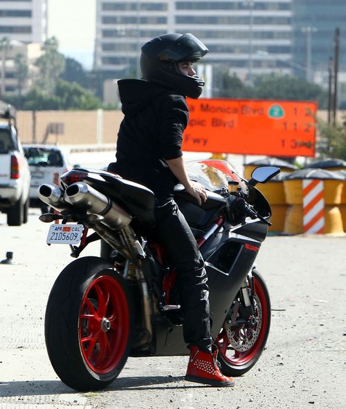 Justin Bieber wypróbowuje nową zabawkę (FOTO)