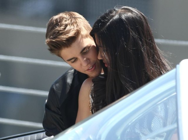 Justin Bieber wśrós ślicznych dziewczyn (FOTO)