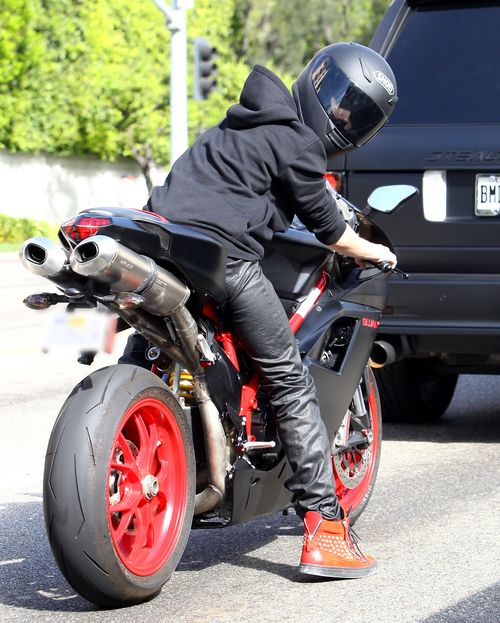 Justin Bieber wypróbowuje nową zabawkę (FOTO)