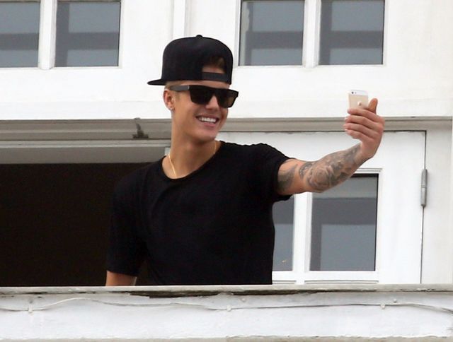 Justin Bieber wymyka się z BURDELU (FOTO)
