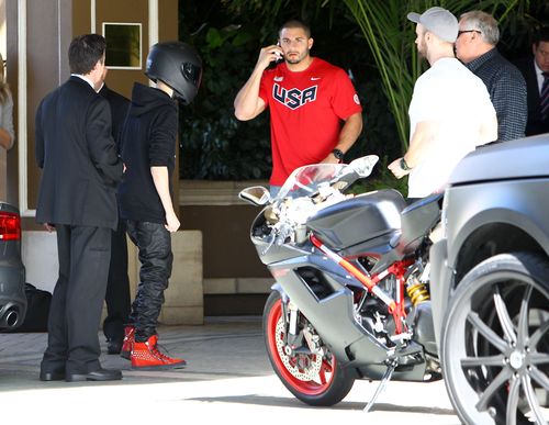 Justin Bieber wypróbowuje nową zabawkę (FOTO)