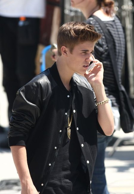 Justin Bieber wśrós ślicznych dziewczyn (FOTO)